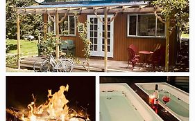 Wattle Creek Cottage - Country Cottage Retreat With Hot Tubs And Fire Pit